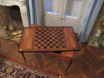 Table tric trac, inlaid curved legs in the...