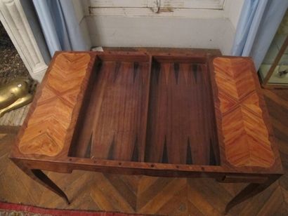 Table tric trac, inlaid curved legs in the...