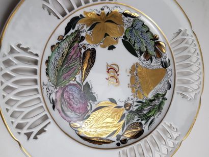 Soviet propaganda plate in porcelain partly...