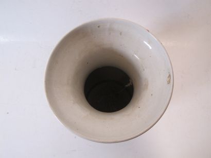 CHINA

Porcelain vase in the form of a baluster...