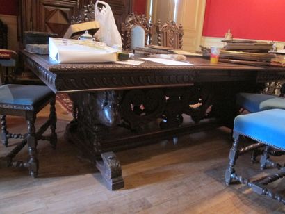 Dining room table in carved wood, the legs...