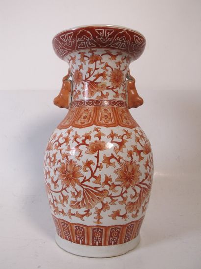 CHINA

Porcelain vase in the form of a baluster...