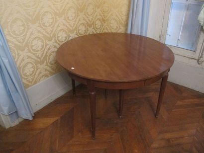 Wooden dining table, tapered legs

72 x 100...