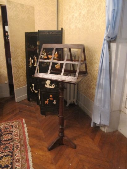 Tripod lectern

H. 133 cm

(crashing)