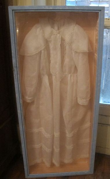Dress of first comunion in tule and embroidery

Around...