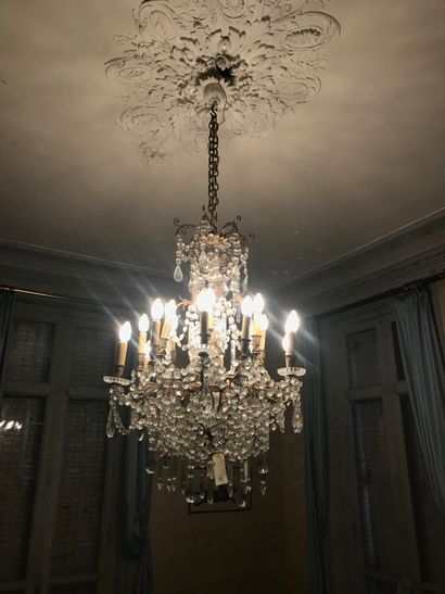 Chandelier with eighteen pendants in two...