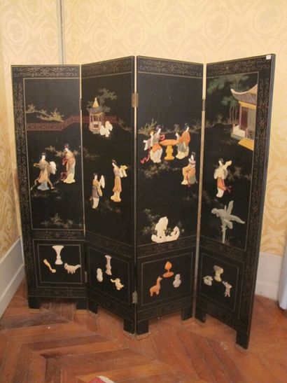 Four-leaf folding screen with character decoration

Work...