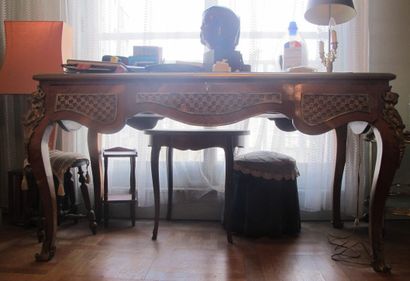 Louis XV style flat desk in curly veneer...