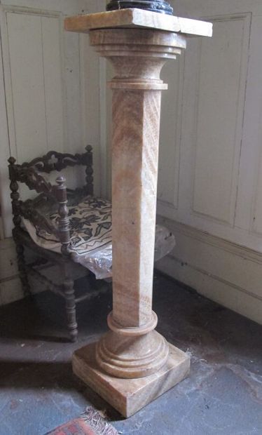 Pair of onyx selettes with pan, square base

H....