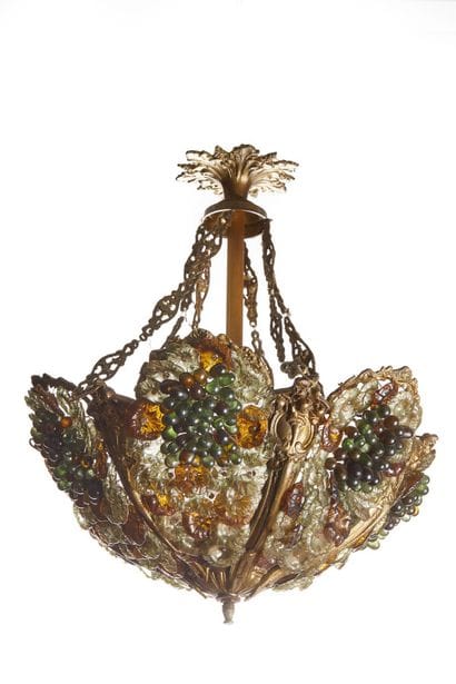 Lustre en bronze 

doré à décor de grappes...
