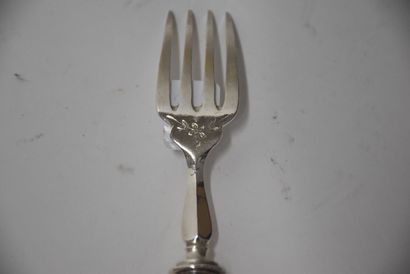 Lot de couverts en métal argenté : couteaux...