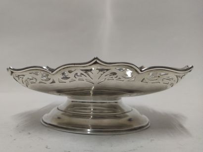 Lot en argent comprenant : 

- coupe à pied...