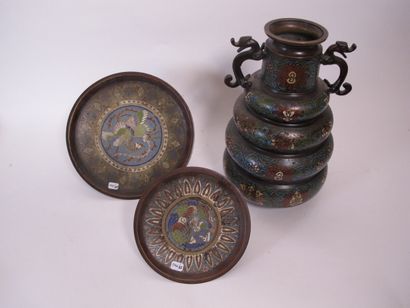 Vase et deux assiettes en cloisonné, Japon,...