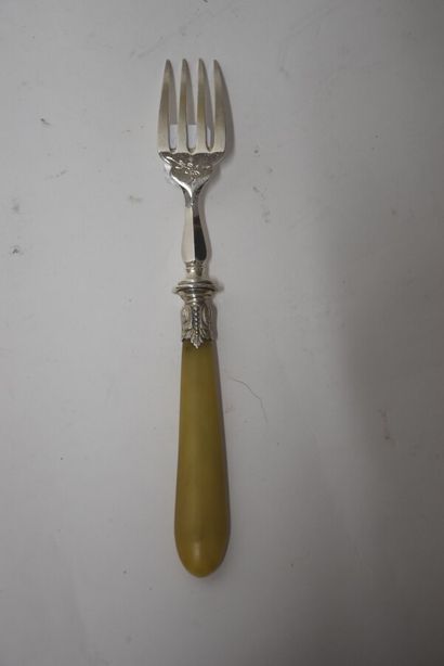 Lot de couverts en métal argenté : couteaux...