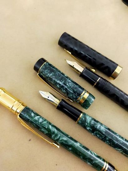 PARKER

Parrure comprenant un stylo plume...