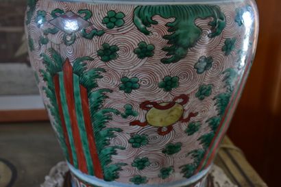 CHINE

Potiche en porcelaine de la famille...