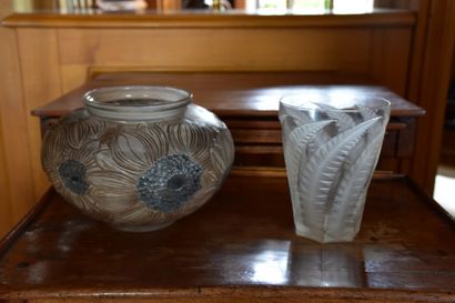 Lalique, gobelet en verre monté, décor feuille.

On...