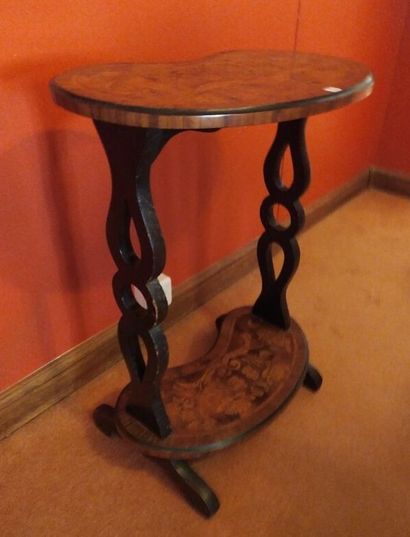 Table rognon en marqueterie, le plateau armorié...