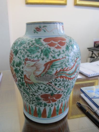 CHINE

Vase en porcelaine à décor polychrome...