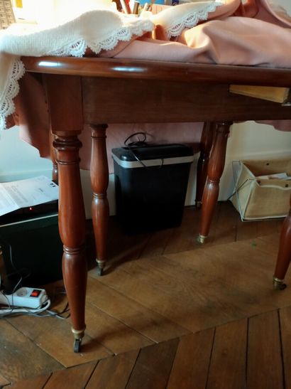 Table de salle manger rpnde ton acajou, sur...
