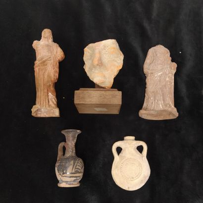Lot comprenant : deux figurines en terre...