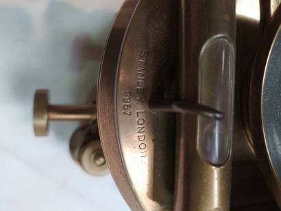 Théodolite en laiton orientable à niveaux

Maison...