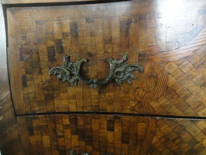Commode en bois de placage ouvrant à deux...