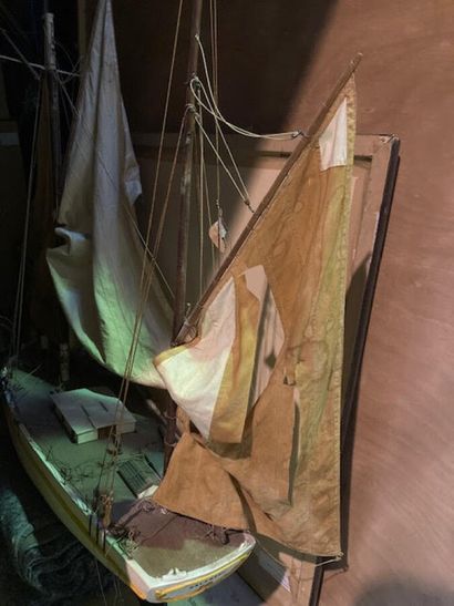 Maquette ancienne bateau avec socle en fer...
