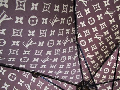 Louis VUITTON 

Parapluie homme en toile...