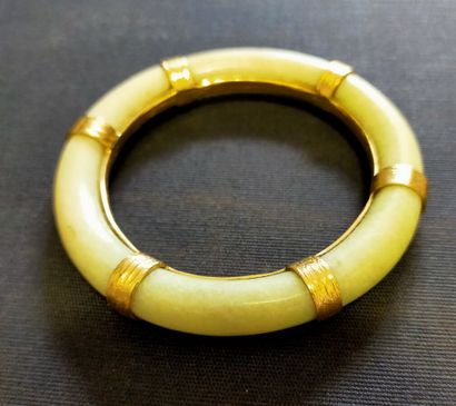 Bracelet en jade à monture en or

Poids brut:...