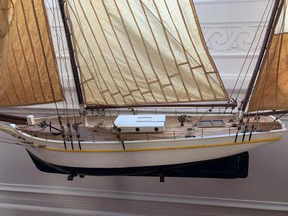 Maquette ancienne bateau avec socle en fer...