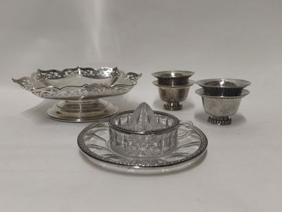 Lot en argent comprenant : 

- coupe à pied...
