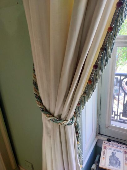 Deux paires de rideaux crème passementerie...
