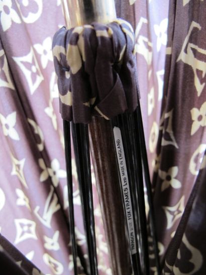 Louis VUITTON 

Parapluie homme en toile...