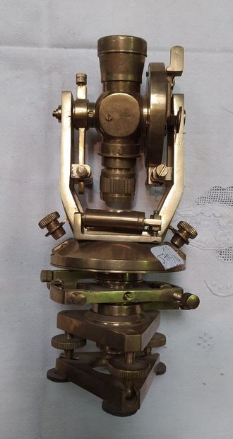 Instrument en laiton signé STANLEY London

Travail...