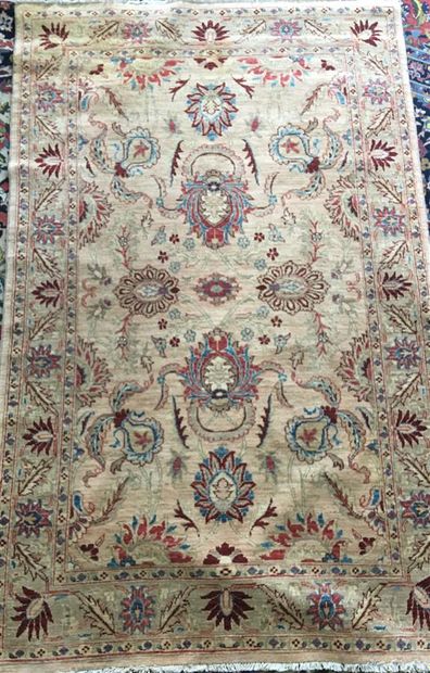 Tapis Tebriz, vers 1940

Haut. : 216 cm ;...