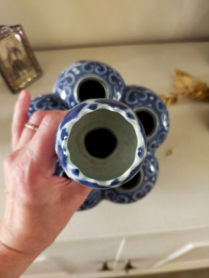 Vase en porcelaine de chine bleu et blanc,...