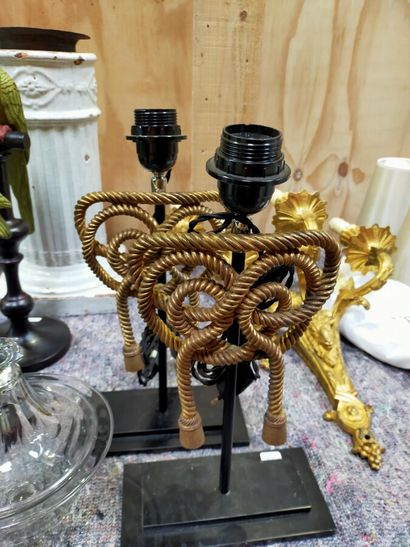 Lot comprenant :

- deux pieds de lampe en...