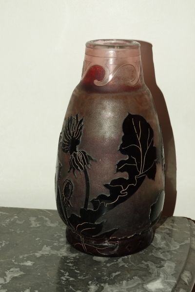 Vase balustre en verre doublé fumé à décor...