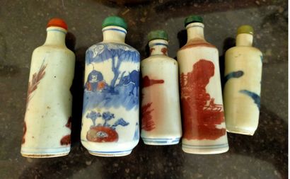 Cinq tabatières en porcelaine à décor po...