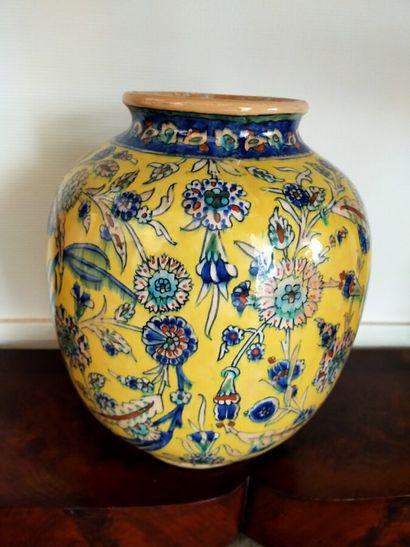 Vase en terre cuite émaillée à décor polychrome...