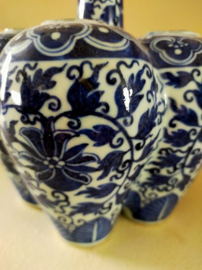 Vase en porcelaine de chine bleu et blanc,...