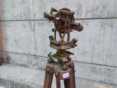 Théodolite en laiton poli, trois vis calantes,...