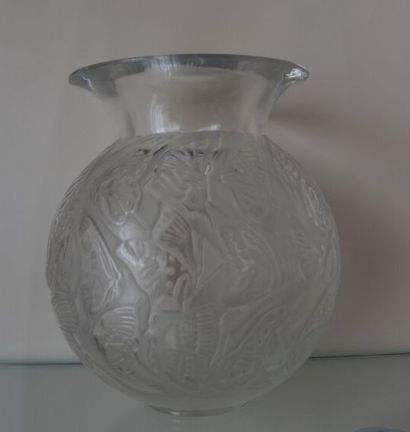 LALIQUE 

Vase aux poissons, H. 21,5 cm

On...