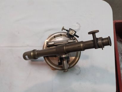 Niveau d'arpentage en métal monté sur trois...