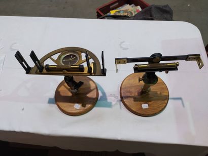 Graphomètre à pinnule en laiton avec sa boussole...