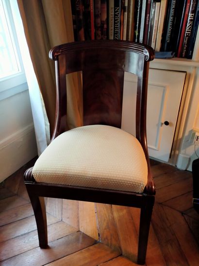 Trois chaises en acajou et placage d'acajou...