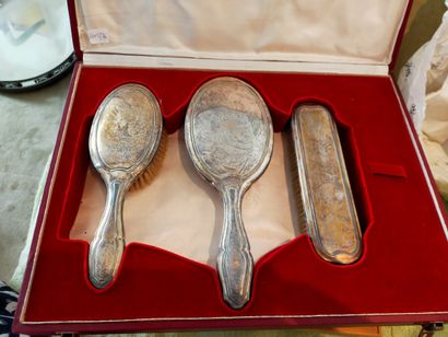 Trois brosses en métal argenté dans leur...