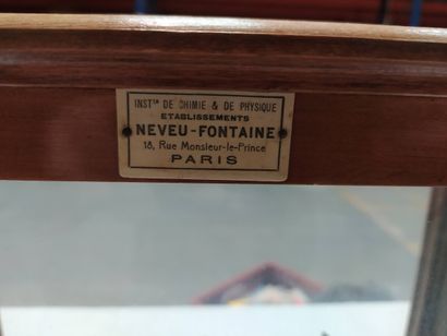 Trois balances dont une sous vitrine

H....