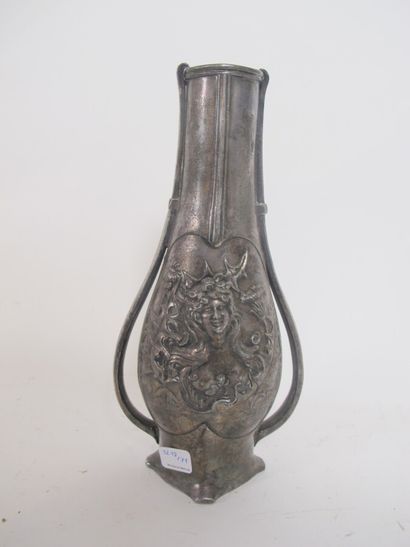 Vase en métal argenté de style art nouveau...